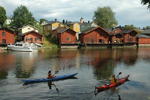 Kajaks rudern vorbei an der Altstadt von Porvoo @wikipedia – User: (WT-shared) Jpatokal at wts wikivoyage