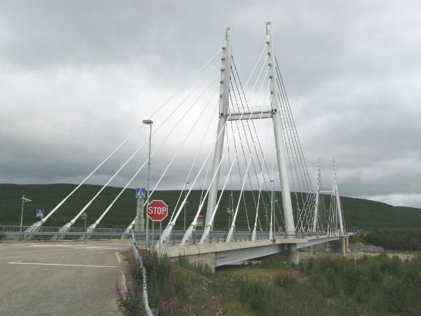 Die Saamen-silta-Brücke führt über den Tenojoki nach Norwegen @wikipedia – Powerresethdd