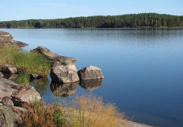 Typische felsige Ufer am See Saimaa @wikipedia – Petritap