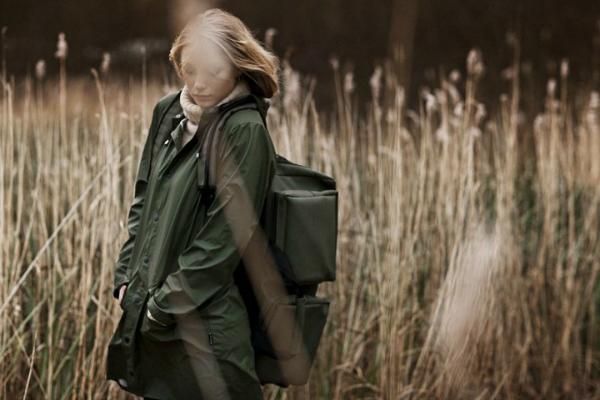 rains-jacke-lang-gruen-regenschutz-an-der-kapuze