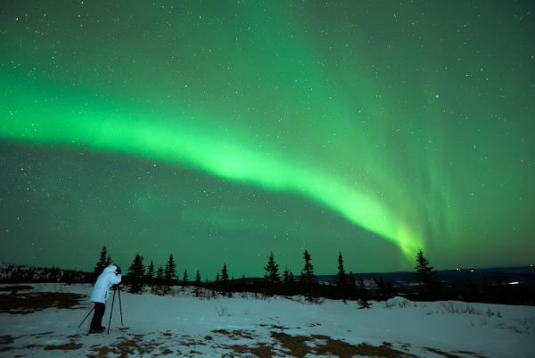 Mann fotografiert Aurora Borealis in Alaska