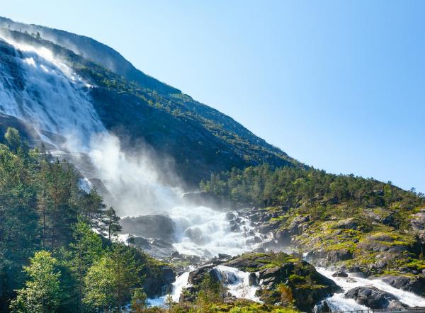 Der Wasserfall Langfoss im Åkrafjord