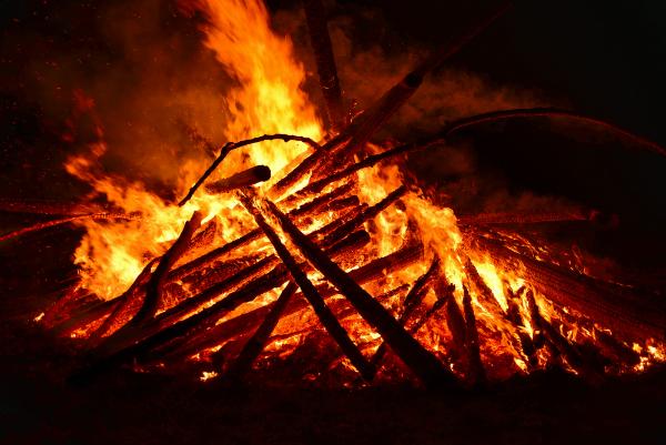 Das Johannisfeuer darf beim Mittsommerfest nicht fehlen Das Johannisfeuer darf beim Mittsommerfest nicht fehlen