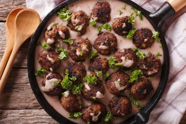 Schwedische Koetbullar mit Preiselbeersauce