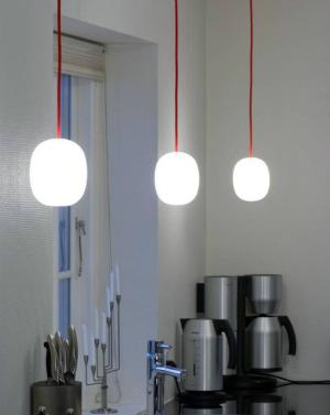 Piet-Hein-Super-egg-Pendelleuchte-Opalglas-rotes-Kabel