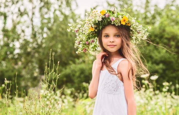 maedchen-blumenkranz-midsommar