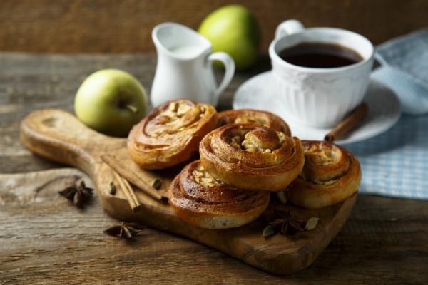 Schwedischer Kaffee mit selbstgemachten Apfel- und Zimtrollen