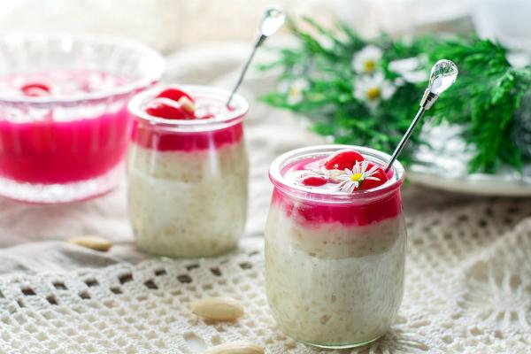 Daenischer Reispudding mit Mandeln, Schlagsahne und Kirschsauce