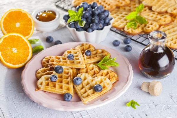 Waffelherzen mit Blaubeeren