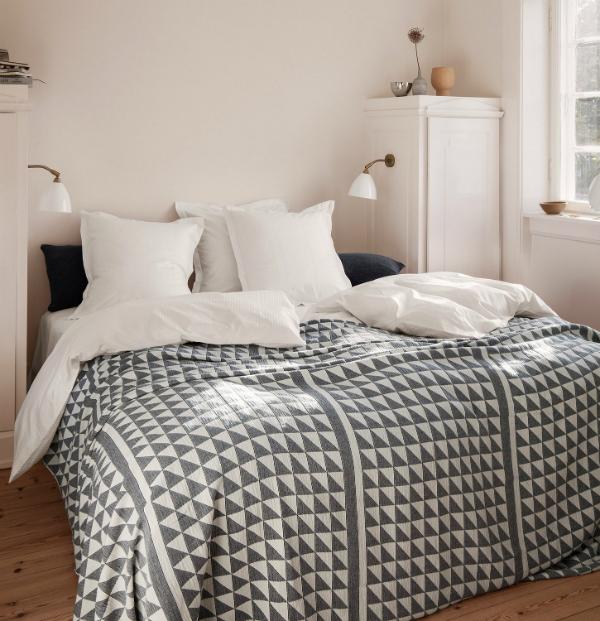 Georg-Jensen-Damask-Facet-Tagesdecke-ecru-schwarz