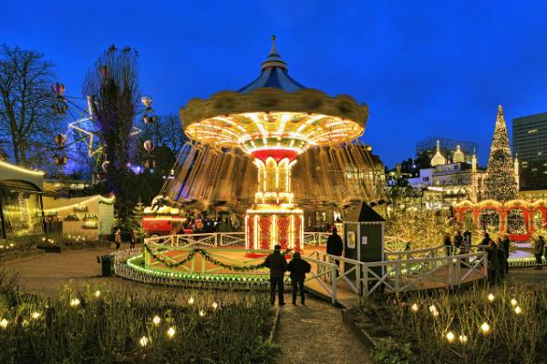 Karussell- und Weihnachtsbeleuchtung in Tivoli Gardens