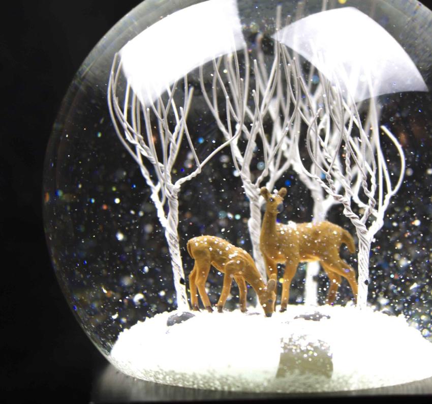 Cool Snow Globes Rehe im Holz Höhe 12,6 cm
