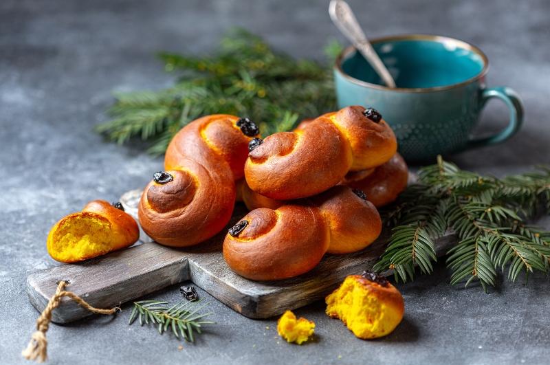 Hausgemachte Lussekatter mit Safran und Rosinen