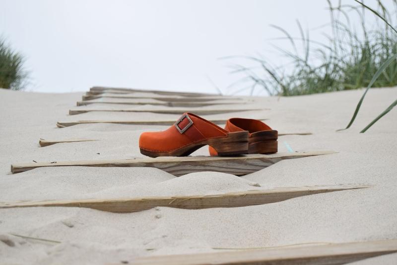 Sanita Damen Clogs Holz offen mit Schnalle Urban flammorange