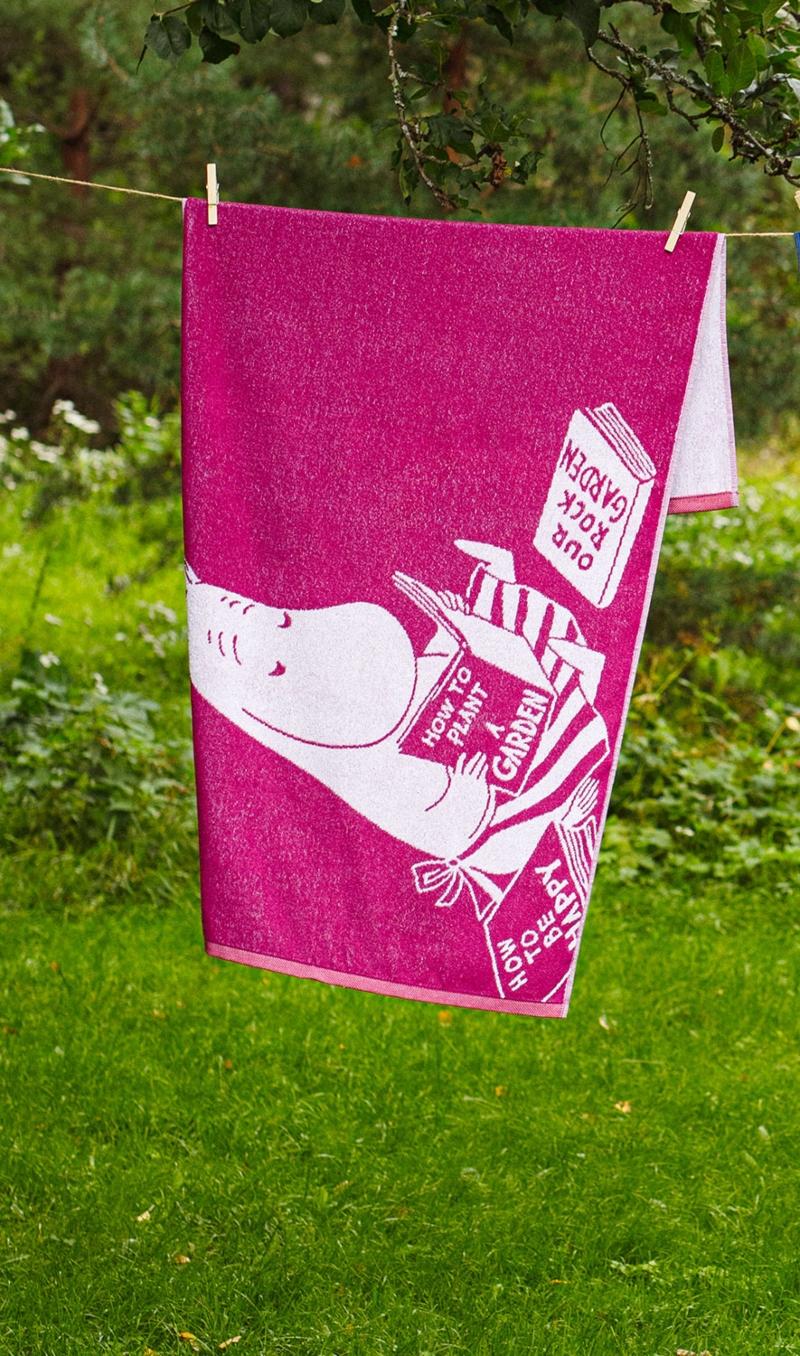 Finlayson Mumin Muminmama bei der Gartenplanung Duschtuch (Oeko-Tex) 70x140 cm fuchsia