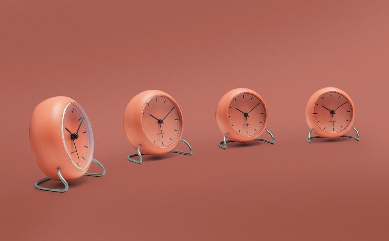 Arne Jacobsen Clocks City Hall Tischuhr mit Weckfunktion Hoehe blassorange