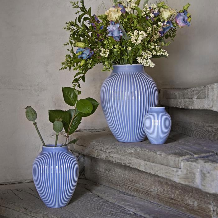 Knabstrup Keramik Vase Rillen lavendelblau Hoehe 12,5 cm sommerliche-scandi-style-farben