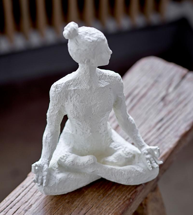 Bloomingville Adalina Deko Yoga Skulptur Hoehe 24 cm weiss japandi-style