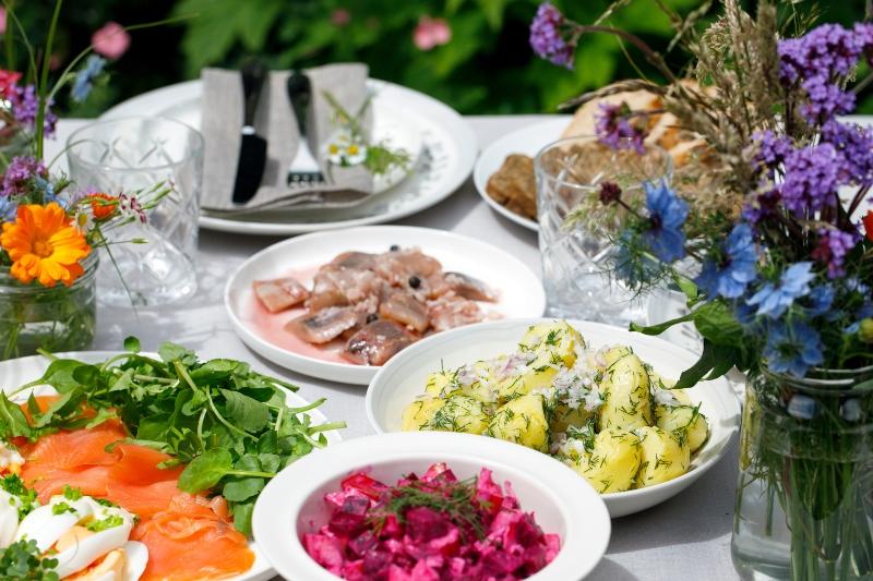 Skandinavisches Mittsommerfest mit Kartoffelsalat, Hering, Lachs und roter Bete Mittsommerfest in Schweden 2022