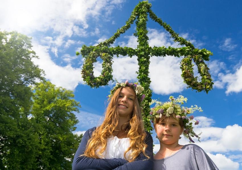 2 junge Damen unterm Mitsommer-Baum - Lerne die Mitternachtssonne kennen