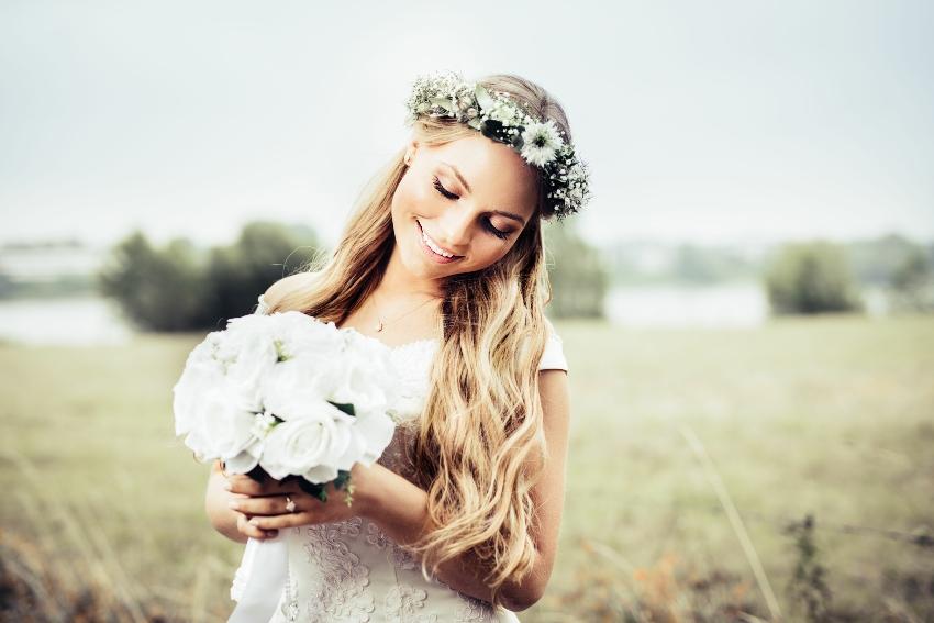 Braut mit Blumen und Blumenkranz 