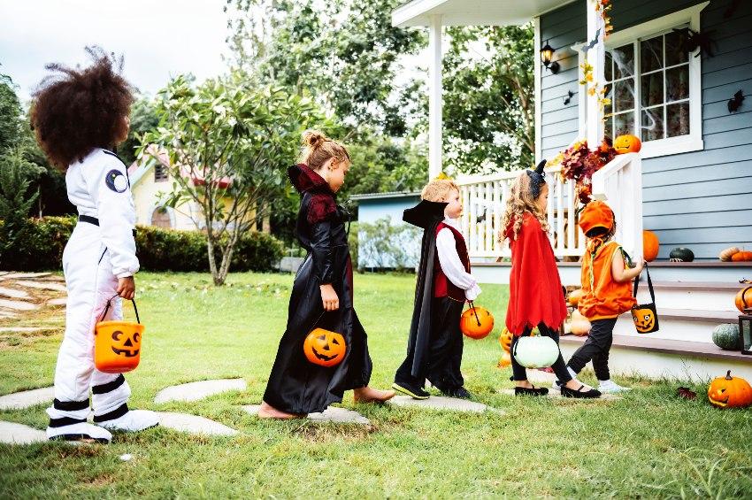 Kinder zu Halloween machen "Süßes oder Saures"