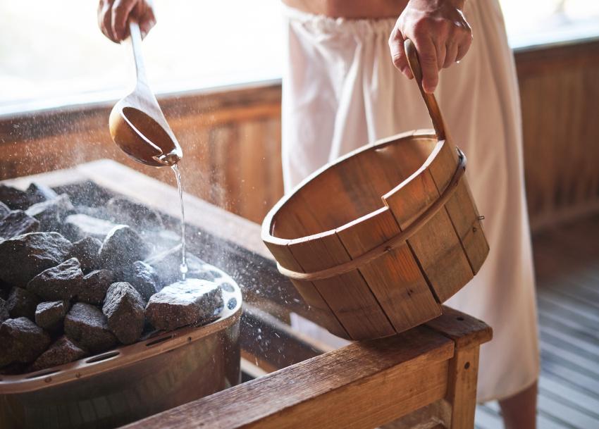 Mann in einer finnischen Sauna