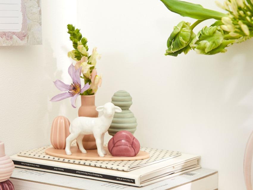 Dottir Nordic Design Sweet Stories Vase Lamm mit Figuren dusty rose Höhe 9,6 cm Länge 16,5 cm