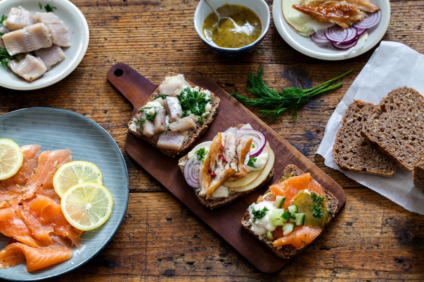 Sandwiches mit Fisch angerichtet auf Tellern 