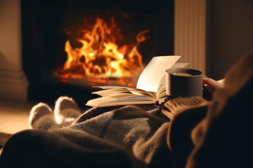 Hygge mit Tee am Kaminfeuer 