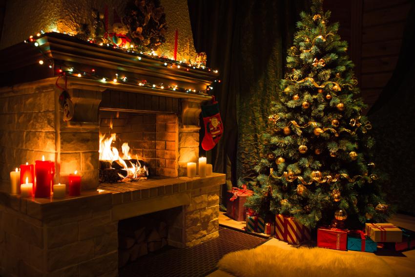 Christbaum mit Schmuck vor dem Kamin 